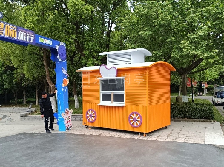 宁波野生动物园游乐园木质售票岗亭