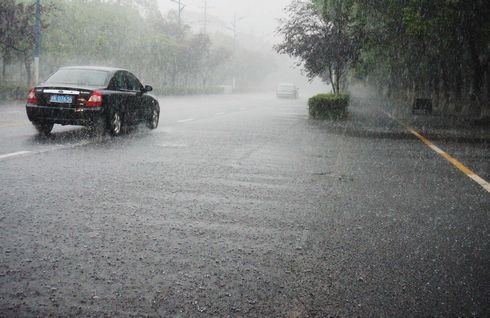 暴雨让出岗亭